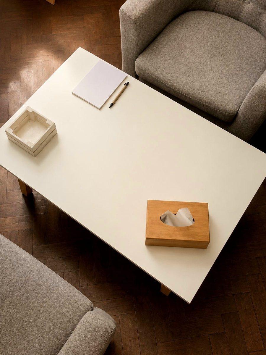 Mesa y sillones del consultorio, vistos desde arriba